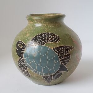 Traditional Nicaraguan Art Pottery Turtle   Design Incised Clay Vase Handpainted